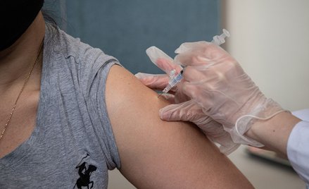 Szwecja wstrzymuje szczepienie Moderną młodych ludzi