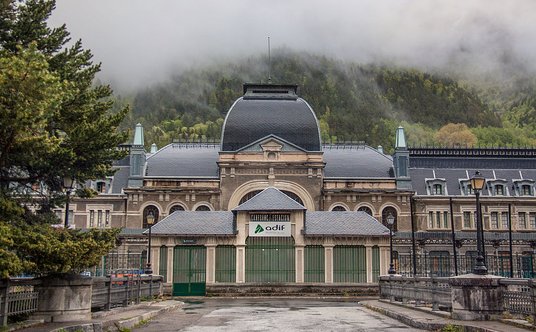 Historyczne wejście do dworca w 2013 roku, gdy budynek był jeszcze opuszczony.
