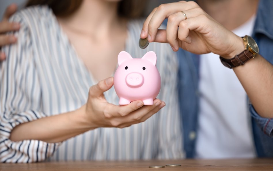 Wydatki rodziców w Polsce rosną. Środki przeznaczone na oszczędności maleją.