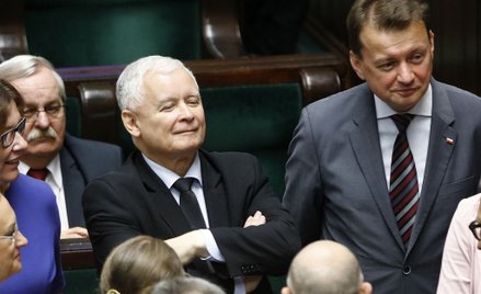 Sondaż CBOS: PiS zyskuje na rekonstrukcji. Opozycja coraz słabsza