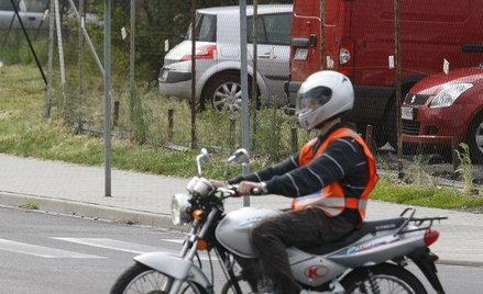 Zanim osoba ubiegająca się o prawo jazdy trafi do wybranej szkoły nauki jazdy, będzie musiała załatw