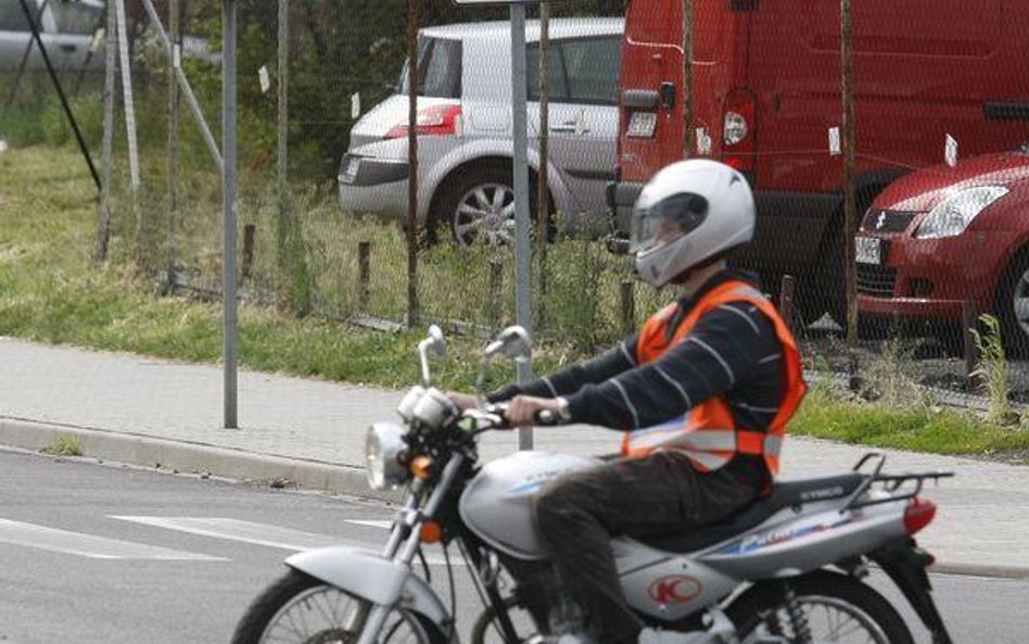 Zanim osoba ubiegająca się o prawo jazdy trafi do wybranej szkoły nauki jazdy, będzie musiała załatw