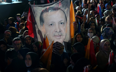 Jak wskazują nieostateczne wyniki, w pierwszej turze Recepowi Tayyipowi Erdoganowi zabrakło pół punk