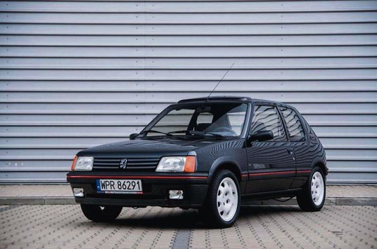 Peugeot 205 GTI jest prawdziwym young­timerem z krwi i kości, chwalonym za swój sportowy charakter i