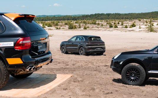 Porsche Cayenne na Pustyni Błędowskiej