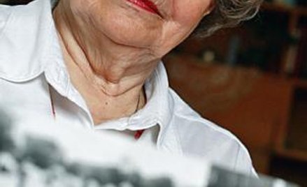 Janina Wehrstein dziś (trzyma swe zdjęcie z antykomunistycznej manifestacji w stanie wojennym), Zbio