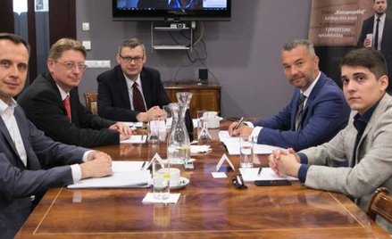 Uczestnicy debaty (od lewej): Michał Grzybowski z EY, Maciej Żukowski z Ministerstwa Finansów, prowa