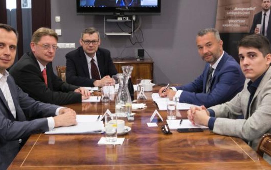 Uczestnicy debaty (od lewej): Michał Grzybowski z EY, Maciej Żukowski z Ministerstwa Finansów, prowa