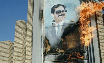Saddam Husajn zwęglony in effigie: koniec chwały dyktatora.