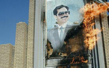 Saddam Husajn zwęglony in effigie: koniec chwały dyktatora.