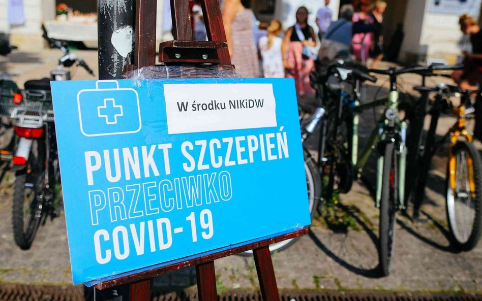 Koronawirus. Sondaż: Czy szczepienia na COVID powinny być obowiązkowe? Polacy podzieleni