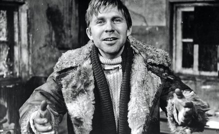 Wojciech Siemion jako Kros, komendant posterunku Milicji Wodnej, w filmie „Prom” (1970) w reżyserii 