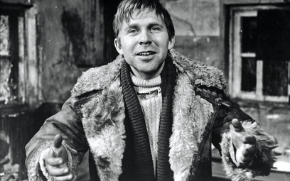 Wojciech Siemion jako Kros, komendant posterunku Milicji Wodnej, w filmie „Prom” (1970) w reżyserii 