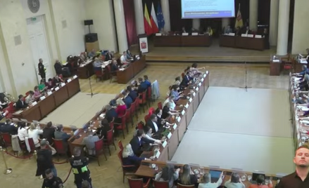 Diety radnych kością niezgody. NSA przeciął spór