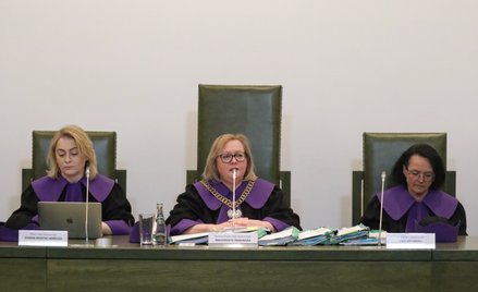 Warszawa, 25.04.2024. Pierwszy prezes SN Małgorzata Manowska (C), prezes SN Joanna Misztal-Konecka (