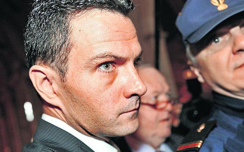 33-letni Kerviel wysłuchał wyroku w milczeniu, choć był wyraźnie poruszony niekorzystnym dla siebie 