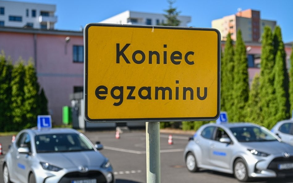 Egzamin na prawo jazdy – do trzech razy sztuka? Po przekroczeniu limitu powrót na kurs