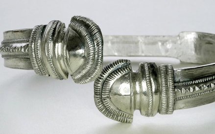 Bransoleta srebrna z główkami w kształcie węży, II wiek n.e.