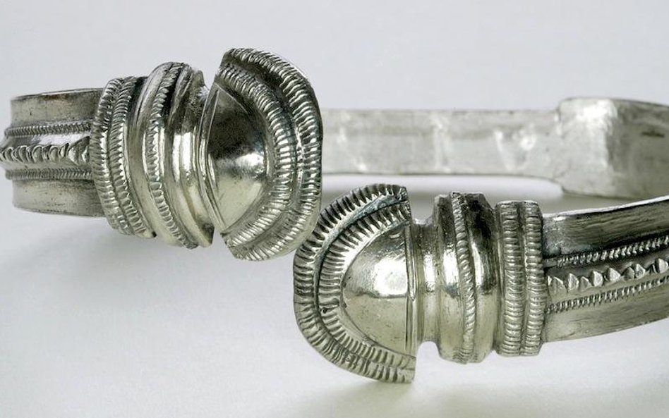 Bransoleta srebrna z główkami w kształcie węży, II wiek n.e.