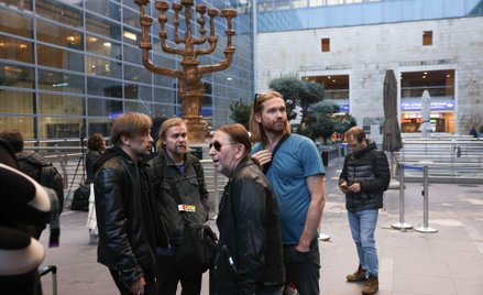 Członkowie zespołu Bi-2 na lotnisku w Izraelu