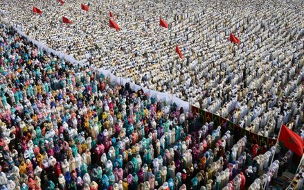 Muzułmanie podczas modlitwy kończącej muzułmański święty post Ramadan w Rabacie.