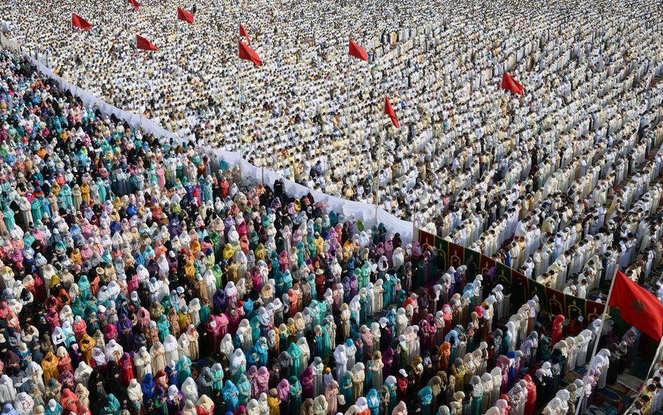 Muzułmanie podczas modlitwy kończącej muzułmański święty post Ramadan w Rabacie.