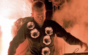 Kadr z filmu „Terminator 2”. System obronny Skynet, oparty na sztucznej inteligencji, uzyskał samośw