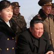 Kim Dzong Un z córką, Ju-ae, obserwuje ćwiczenia północnokoreańskiej armii