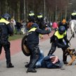 W Hadze policja pałkami rozpędziła wiec przeciwników obostrzeń