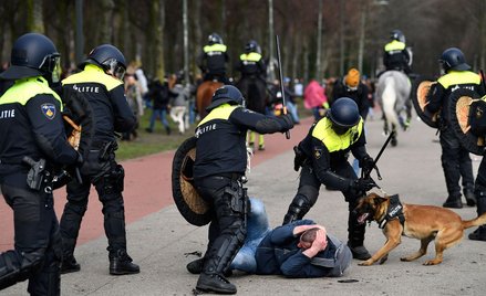 W Hadze policja pałkami rozpędziła wiec przeciwników obostrzeń
