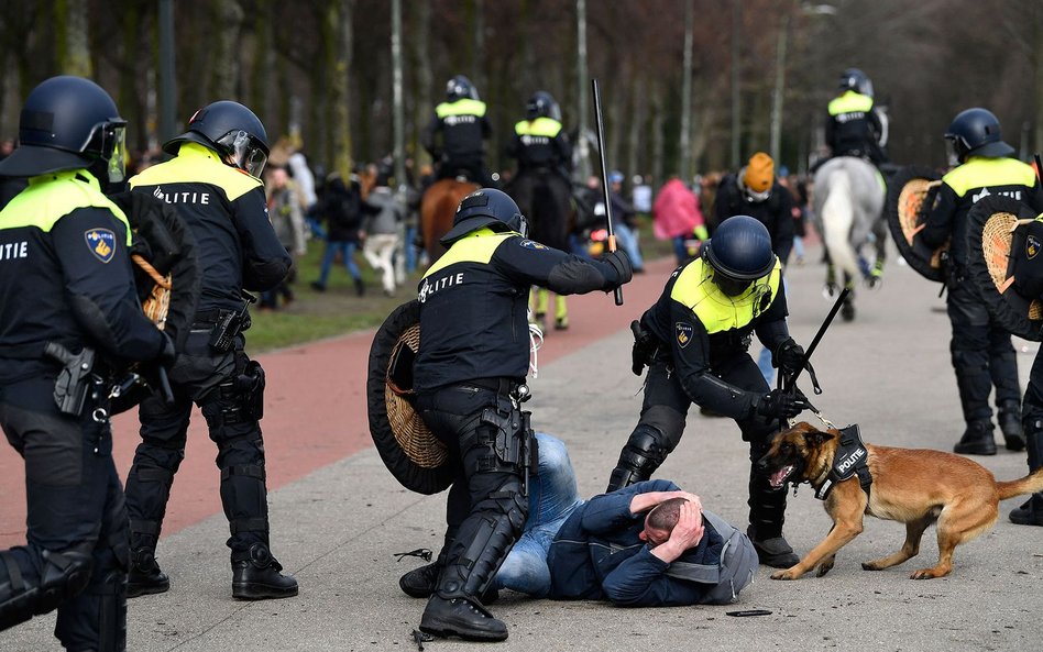 W Hadze policja pałkami rozpędziła wiec przeciwników obostrzeń