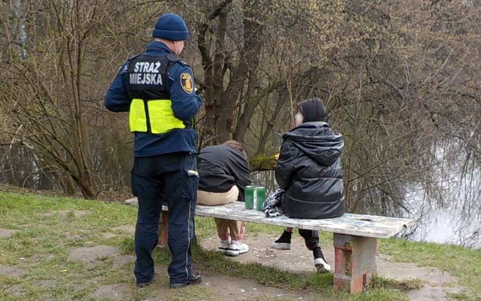 Raport ujawnia zatrważające statystyki dotyczące skali problemu sprzedaży alkoholu nieletnim