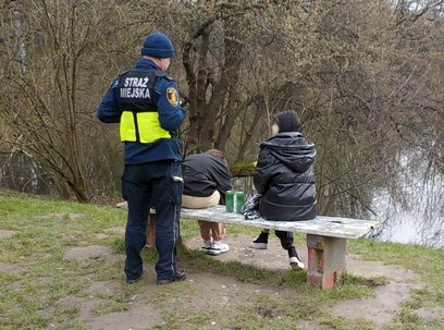 Raport ujawnia zatrważające statystyki dotyczące skali problemu sprzedaży alkoholu nieletnim