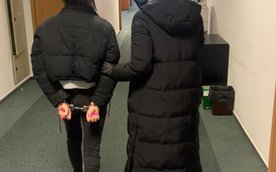 Młodej kobiecie towarzyszącej 25-letniemu mężczyźnie przedstawiono zarzut naruszenia nietykalności c