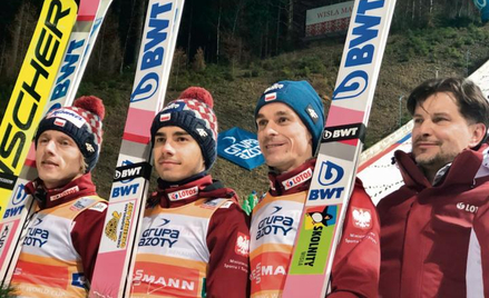 Dekoracja po drużynowym konkursie skoków w Wiśle. Od lewej: Dawid Kubacki, Jakub Wolny, Piotr Żyła i