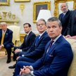Donald Trump w otoczeniu najbliższych współpracowników – sekretarza stanu, Marco Rubio, sekretarza s