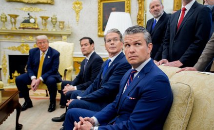 Donald Trump w otoczeniu najbliższych współpracowników – sekretarza stanu, Marco Rubio, sekretarza s