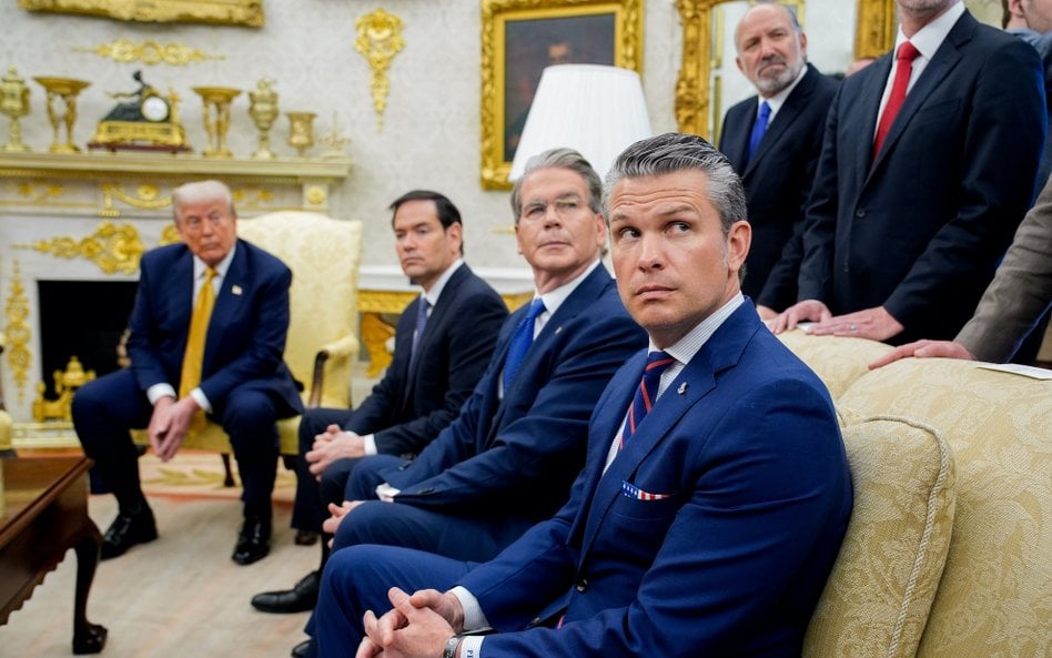 Donald Trump w otoczeniu najbliższych współpracowników – sekretarza stanu, Marco Rubio, sekretarza s