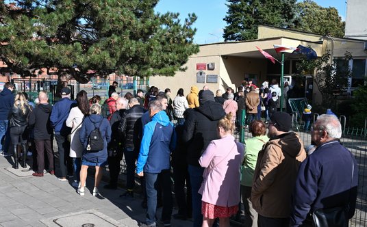 Wybory parlamentarne 2023. Kolejka osób oczekujących na oddanie głosu przed siedzibą Obwodowych Komi