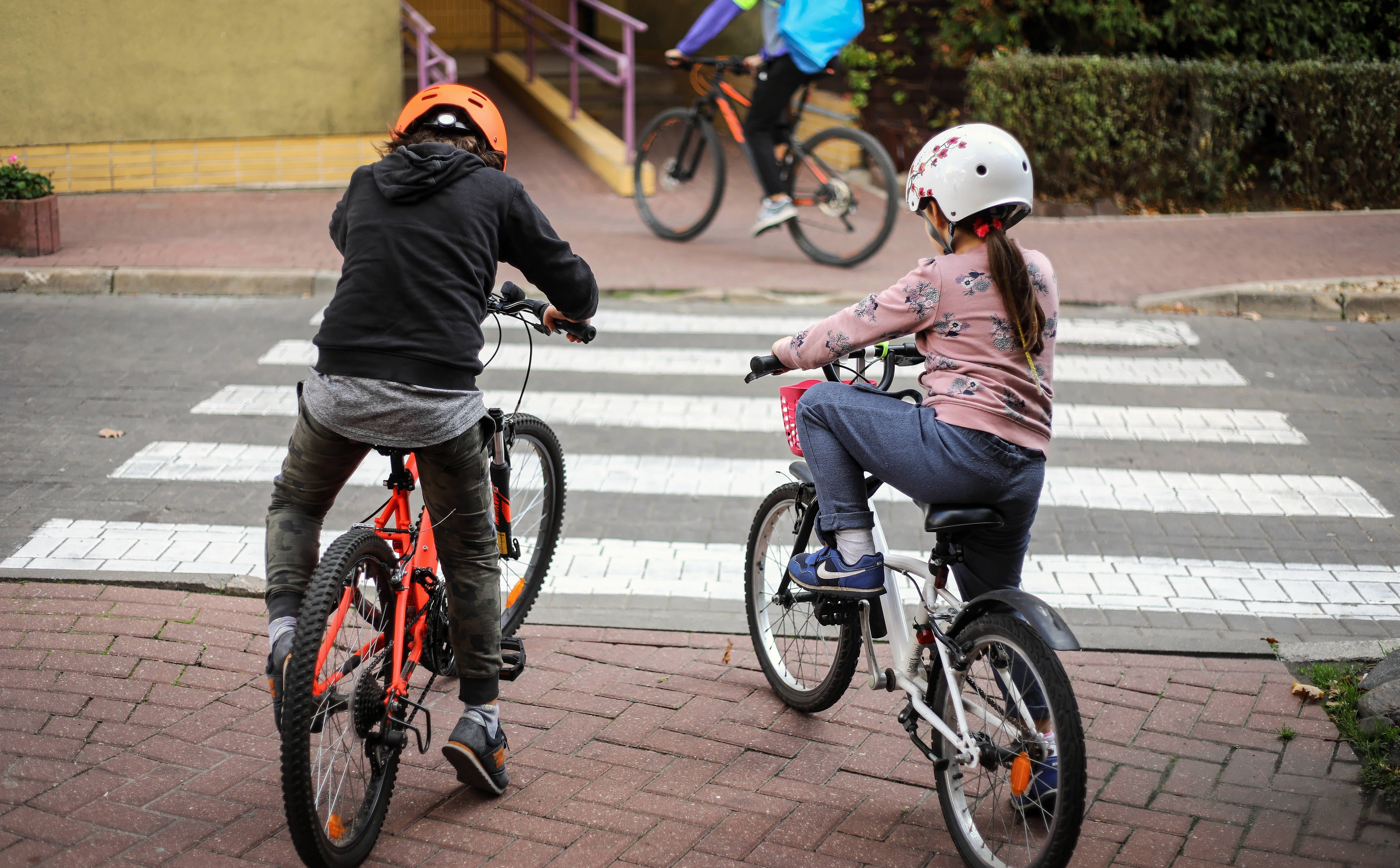 Do lat 16 jazda tylko w kasku, ale od 17-tki już z prawem jazdy