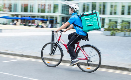 Uczelnia, w której studiują kurierzy Uber Eats, nie narusza praw i wolności