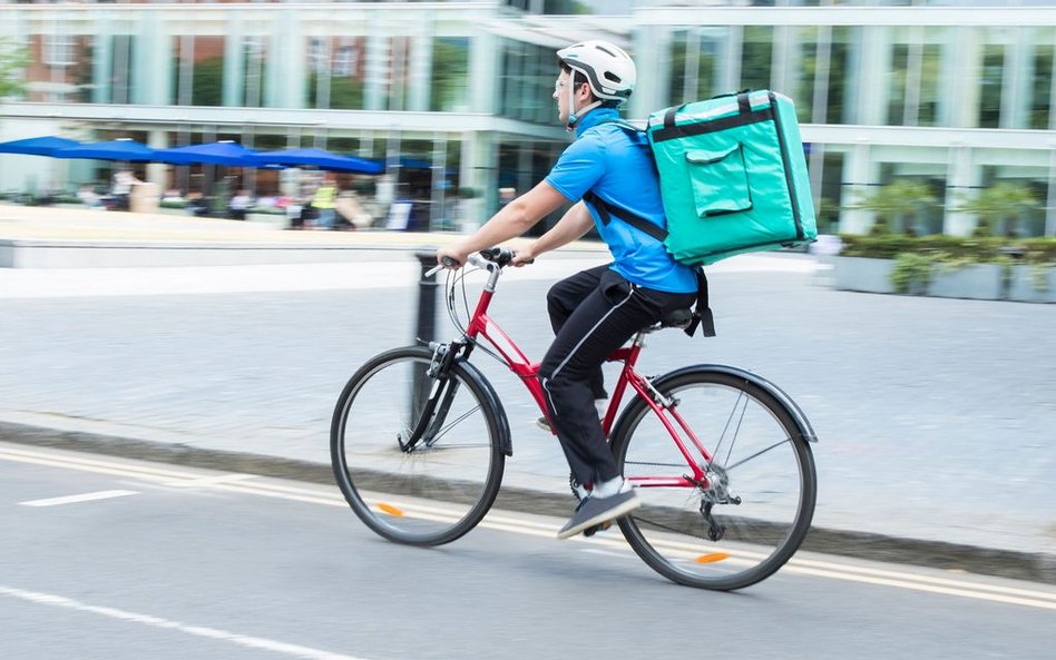 Uczelnia, w której studiują kurierzy Uber Eats, nie narusza praw i wolności