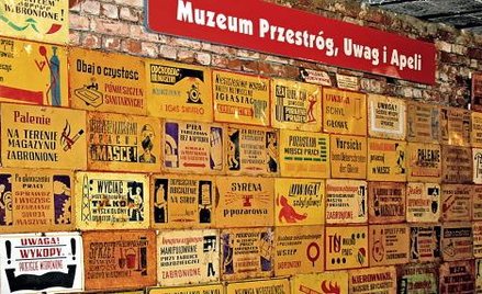 Peerelowskie tablice z muzeum w dawnej kopalni złota w Złotym Stoku stworzonym przez właścicielkę ko