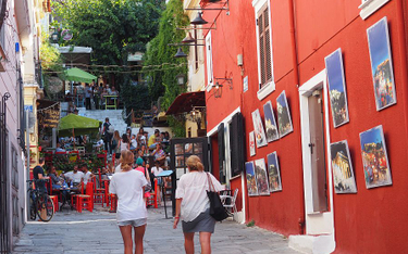 Włóczenie się uliczkami artystycznej sdzielnicy Aten, Plaki, to jedna z największych przyjemności w 