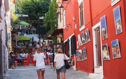 Włóczenie się uliczkami artystycznej sdzielnicy Aten, Plaki, to jedna z największych przyjemności w 