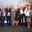 Laureaci rankingu w kategorii złota setka w towarzystwie wiceministra zdrowia Marka Tombarkiewicza i