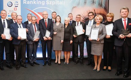 Laureaci rankingu w kategorii złota setka w towarzystwie wiceministra zdrowia Marka Tombarkiewicza i