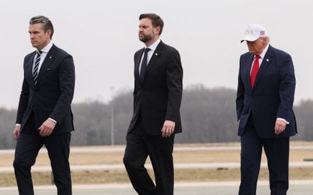 Sekretarz obrony USA Pete Hegseth, wiceprezydent USA J.D. Vance i prezydent USA Donald Trump