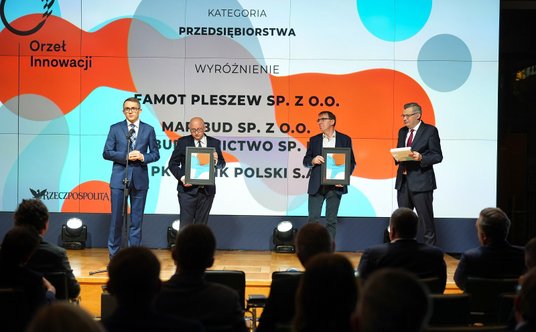 Wyróżnienia w kategorii "Przedsiębiorstwa" odbierają Prezes Zarządu firmy Famot Mariusz Derbich i Sp