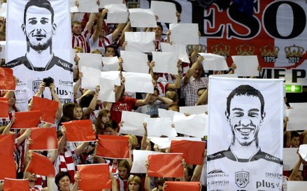 Kibice Asseco Resovii Rzeszów z portretami zawodników.